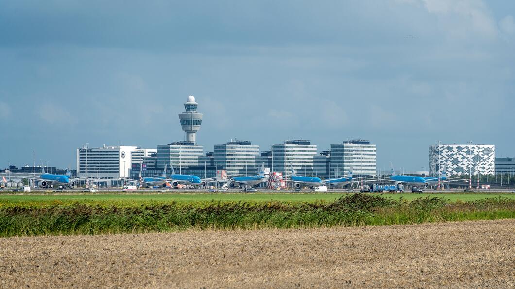 Skyline met verkeerstoren van luchthaven Schiphol