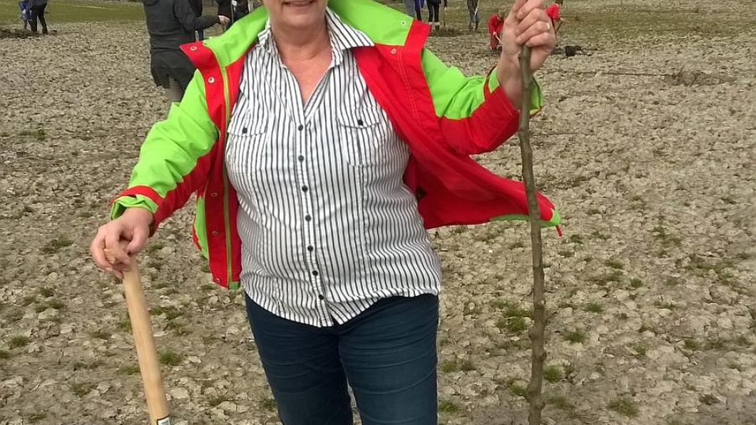 Els Berk plant een boom