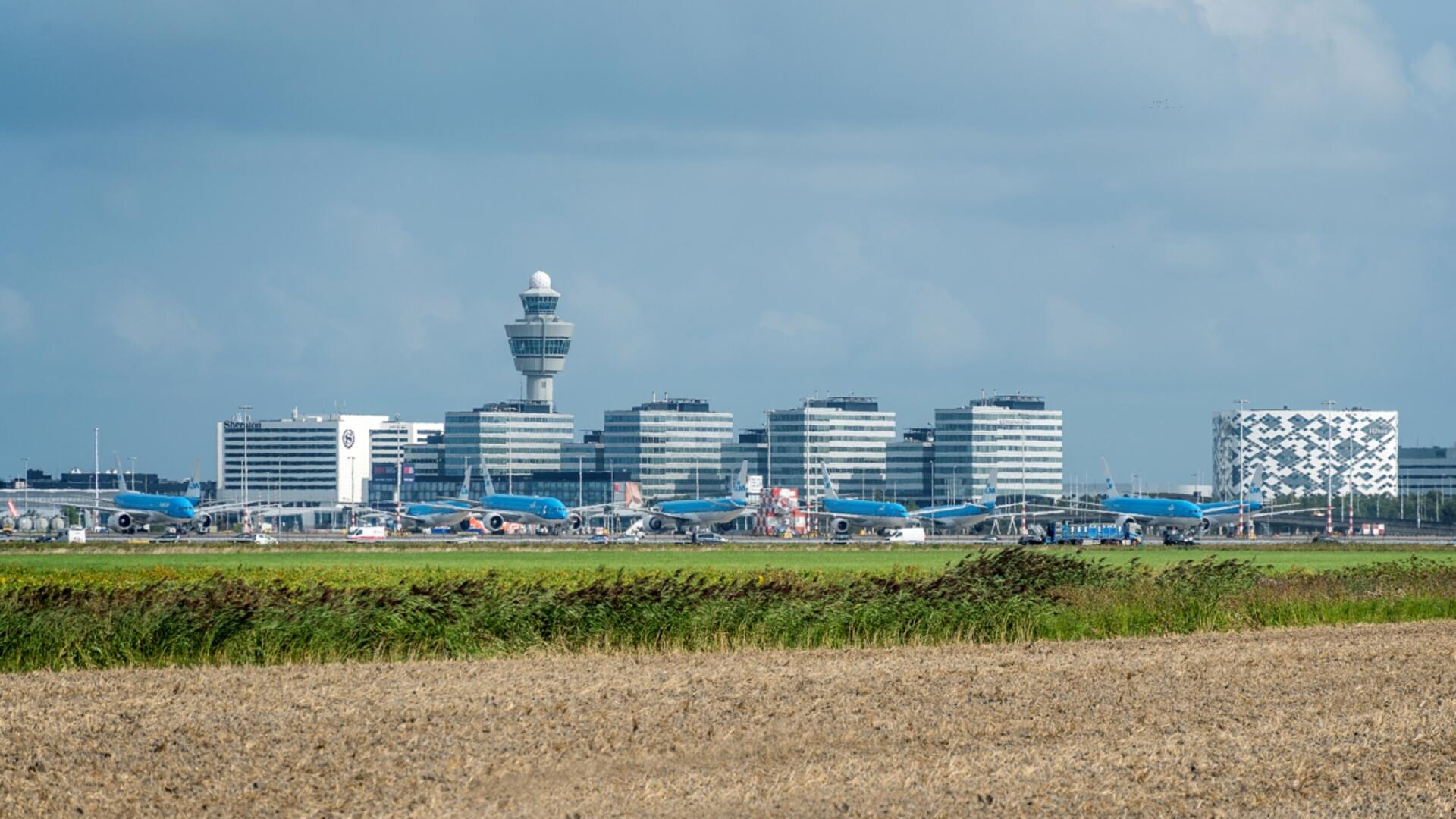 Skyline met verkeerstoren van luchthaven Schiphol