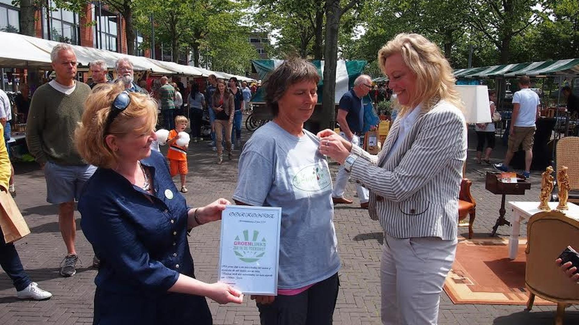 nicole mulder reikt groene lintje uit aan miriam geurts.jpg